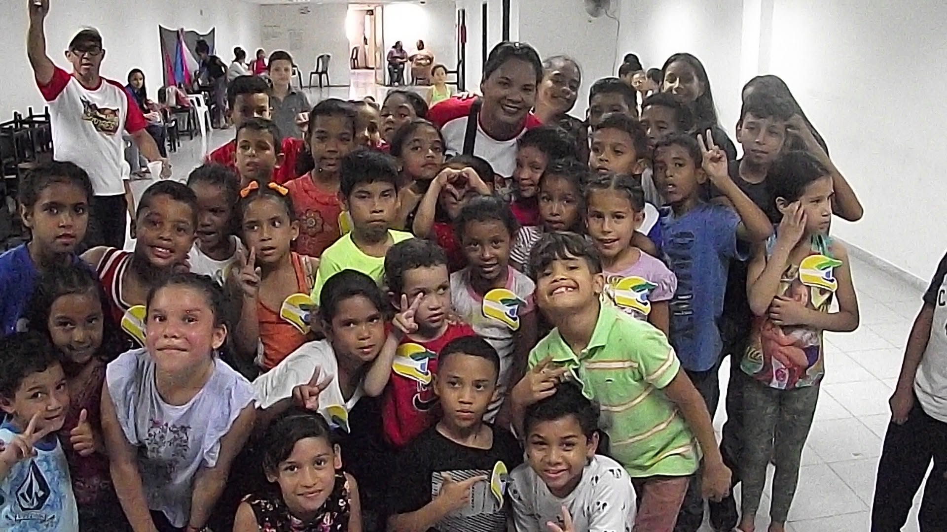 Niños y líderes de Primiel reunidos en un encuentro de Niñolandia
